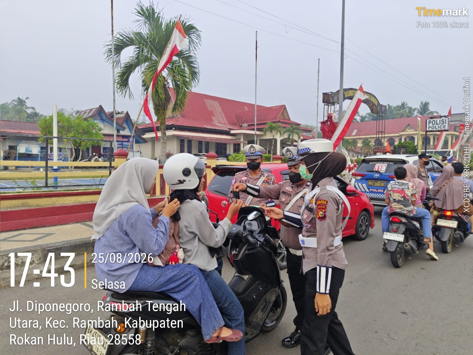 Satlantas Polres Rohul Bagikan 100 Masker untuk Cegah ISPA di Tengah Kabut Asap
