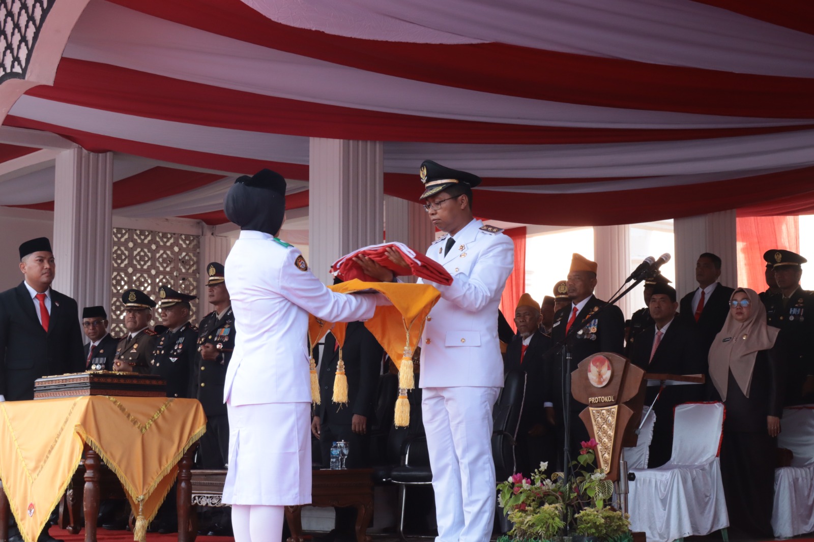 Dandim 0321/Rohil Hadiri Upacara Penurunan Bendera HUT ke-81 RI Tingkat Kabupaten Rokan Hilir